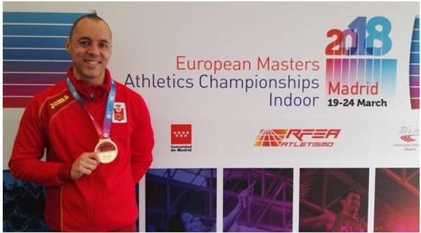 José David Monzón muestra sus medallas